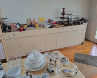 Full Kitchen. 