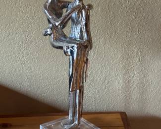 Metal chivalry sculpture