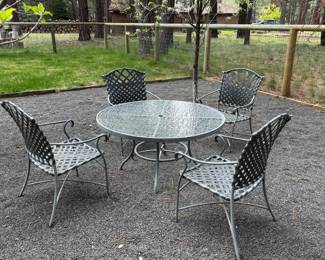 Cute outdoor table w/chairs