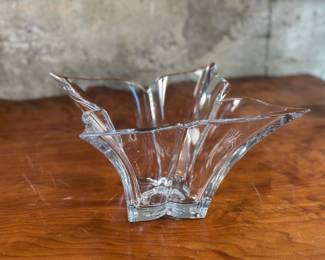 This Mikasa Florale bowl measures, 6.5” H x 10.25” W x 10.25” D.