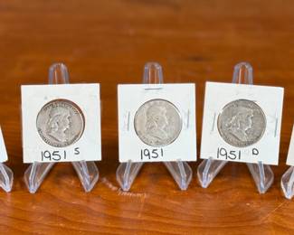 This lot features five (5) silver Franklin half dollars from 1951, kept in protective slips. 90% silver. The Franklin Half Dollar is a silver coin minted by the United States Mint from 1948 to 1963. It features Benjamin Franklin on the obverse and the Liberty Bell on the reverse. The coin was designed by John R. Sinnock, with some design elements added by Gilroy Roberts after Sinnock’s death. The Franklin Half Dollar marked the end of the “golden age of American coinage art” and the shift from allegorical figures to historical figures on coins.