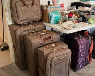 4 piece London Fog luggage set