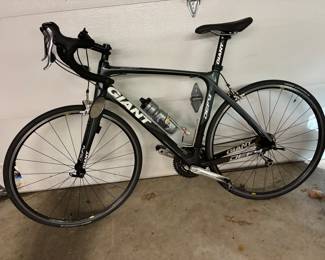 Giant Defy 27-speed road bike. M/L.