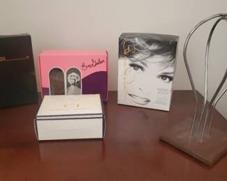 4 Wigs Display Stand