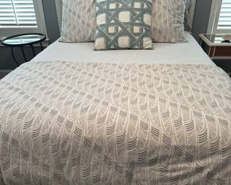 Beautiful queen size bed 
Mattress is only 8 months old 
