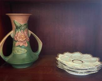 VINTAGE ORIGINAL ROSEVILLE LARGE WATER LILY 80-10” VASE, 3 GORGEOUS WEIMAR GERMANY OYSTER PLATES
