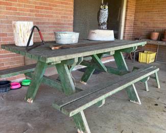 PICNIC TABLE