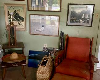 VINTAGE MAPLE CHAIR WITH OTTOMAN, VINTAGE EARLY AMERICAN STYLE BRASS & WOOD LAMP