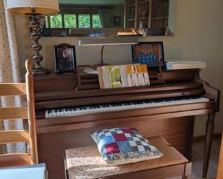 piano, lamps, mirror
