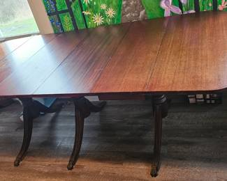 1930-40s Duncan Phyfe antique table, has 2 leaves and 6 chairs, 1 is a captain's chair with arms.