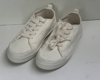 Women's tennis shoes