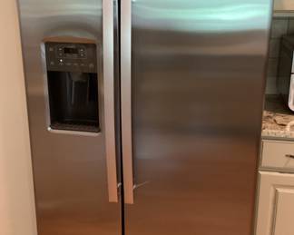 Side by side ge refrigerator Purchased in Oct 2023
