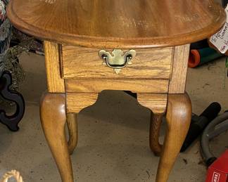 Table Round top single drawer
