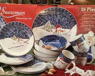 16 Piece Christmas Dinnerware