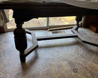 Dining table w/ leaves and five chairs 