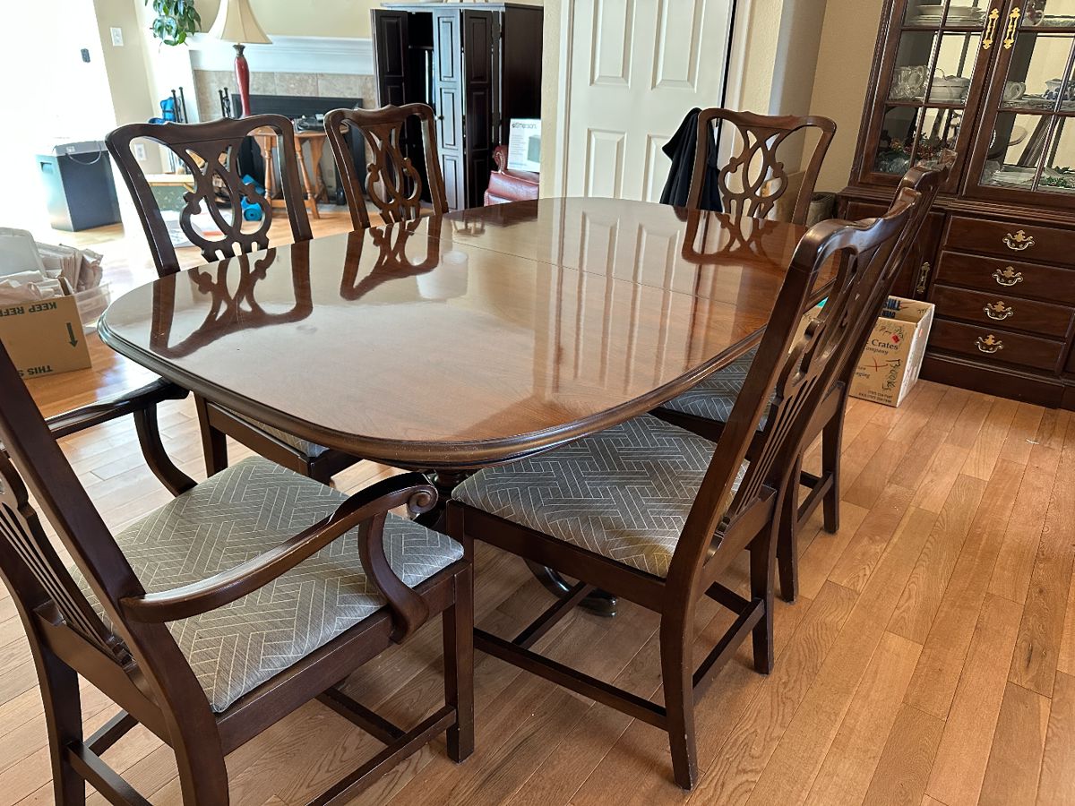 Quality Masins Furniture Dining Set with 2 additional leaves, pads and 6 chairs (2 arm).