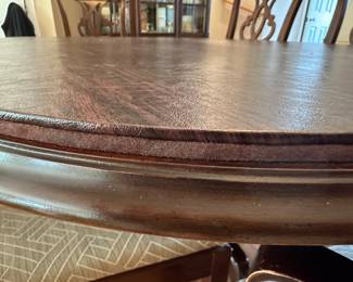 Pads that fit all sizes of the table - so with or without leaves