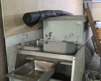 Stainless sinks (4)
Ice bins (2)