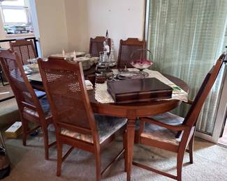 Nice Dining table with 6 chairs