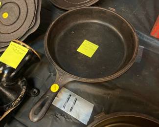 GRISWOLD SIZE 8 CAST IRON HINGED SKILLET