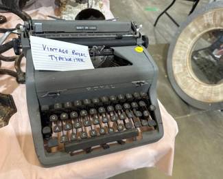 VINTAGE ROYAL TYPEWRITER