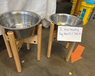 2 FREE STANDING DOG BOWLS AND STANDS