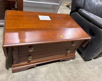 BROYHILL 2 DRAWER DROP LEAF COFFEE TABLE