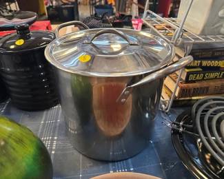 STOCK POT AND LID