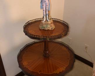 Beautiful inlaid French satinwood table