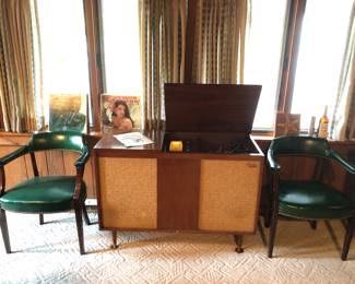 The Fischer Electra III radio & turntable. Radio works turntable does not. 