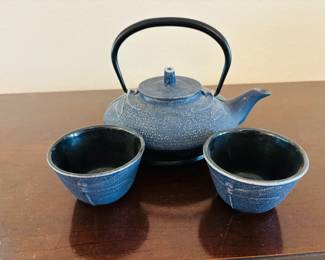 Now this I can understand. Sake kettle and cups.