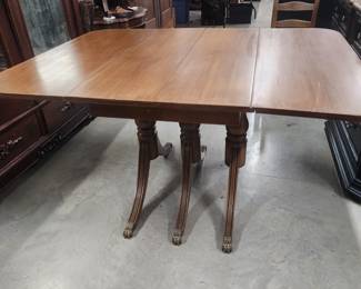 Drop leaf table with 2 leaves.