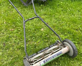 Manual lawnmower with catcher