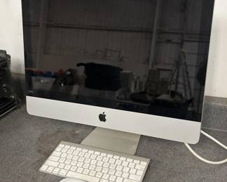 Apple IMac Computer w Bluetooth Keyboard