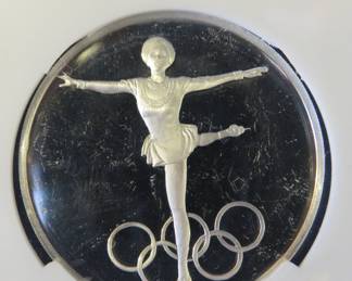 Lot 325. Franklin Mint Postmasters of America 1972 sterling silver round weighing 24.8 grams