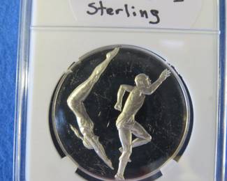 Lot 328. Franklin Mint Postmasters of America 1976 sterling silver round weighing 23.9 grams