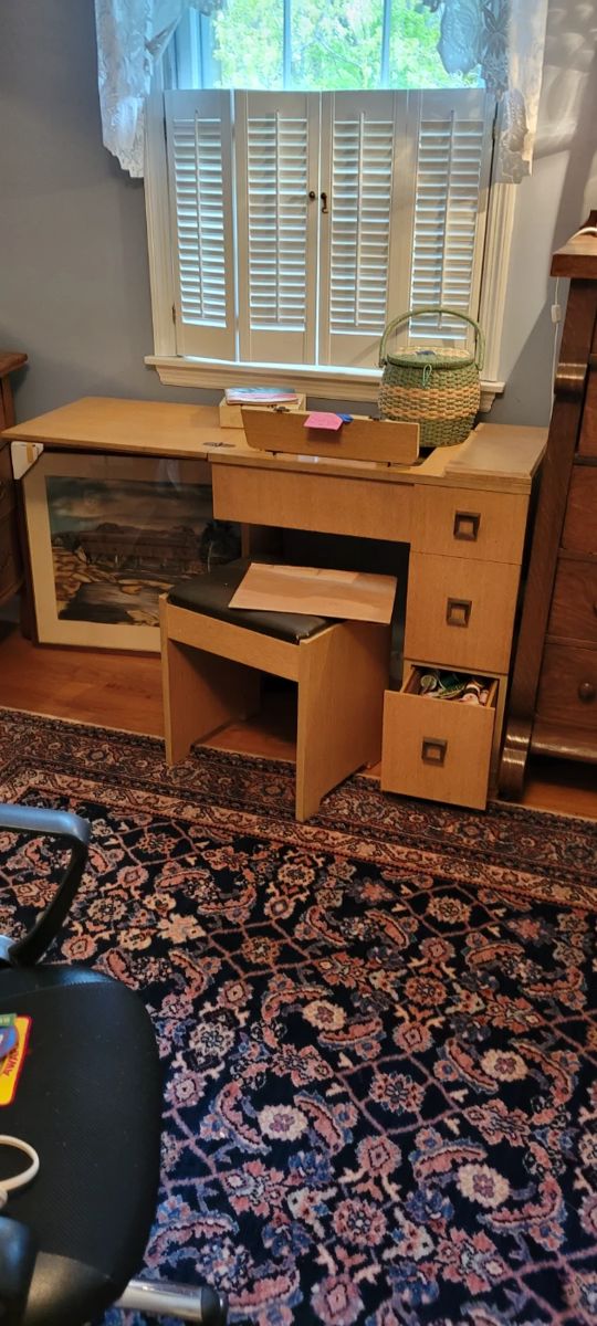 Singer with cabinet