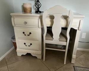 White desk with chair