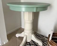 Amish Oak Pedestal End table