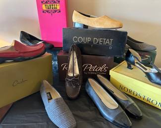 Many ladies vintage shoes ( size 8.5)