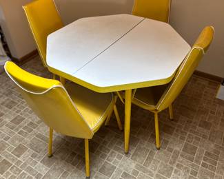 MCM kitchen table ( 1 leaf ,4 chairs)