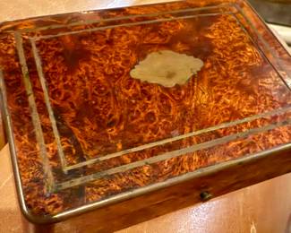 A small burl walnut cigar box. England 1870s with bronze inlay.