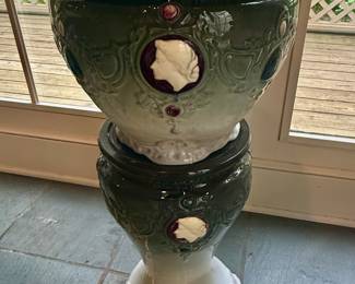 Pedestal cameo planter
