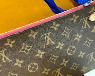 Matching zipper pouch included