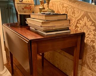 Hepplewhite drop leaf table in mahogany