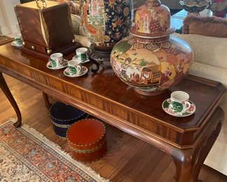 Wonderful Queen Ann burl mahogany sofa table