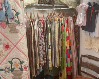 Nice collection of vintage quilts
Nice appliquéd flower basket quilt