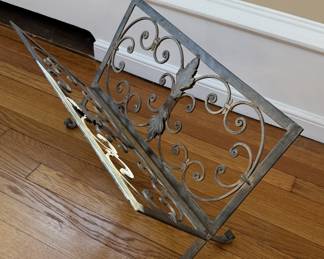 Metal magazine stand