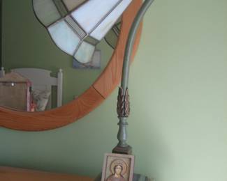 Tiffany-style lamp, round mirror with wood frame