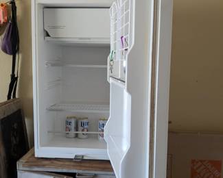 Mini fridge 